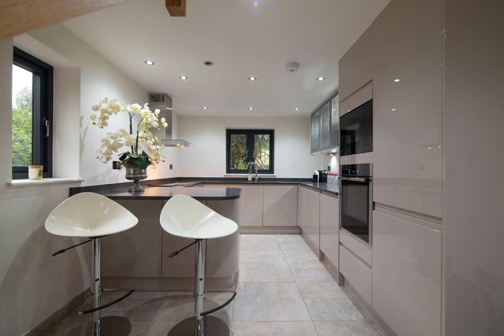 Luxury Coach House Next To Woodland In Knutsford Villa Exterior photo