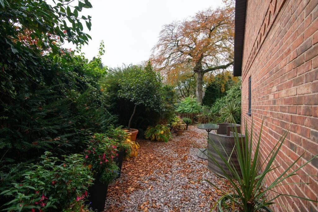 Luxury Coach House Next To Woodland In Knutsford Villa Exterior photo