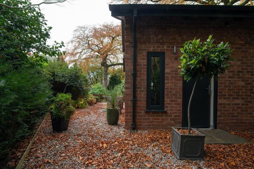 Luxury Coach House Next To Woodland In Knutsford Villa Exterior photo